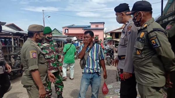 Razia masker di Pasar Jeneponto Razia masker di Pasar Jeneponto. (Foto: iNews/Sulaiman Nai).