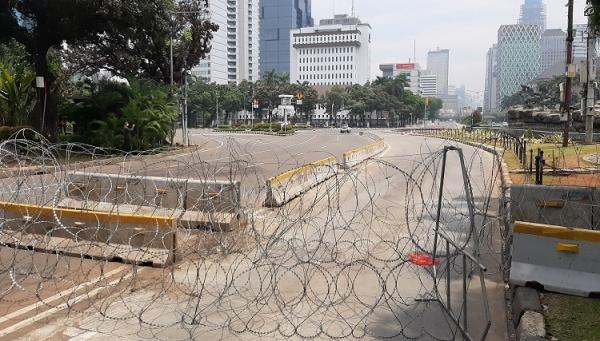 Patung Kuda Harits Okez Polisi mulai menutup Jalan Medan Merdeka Barat arah Istana Negara Jakarta, Jumat (16/10/2020). (Foto: Okezone/Harits Tryan Akhmad)