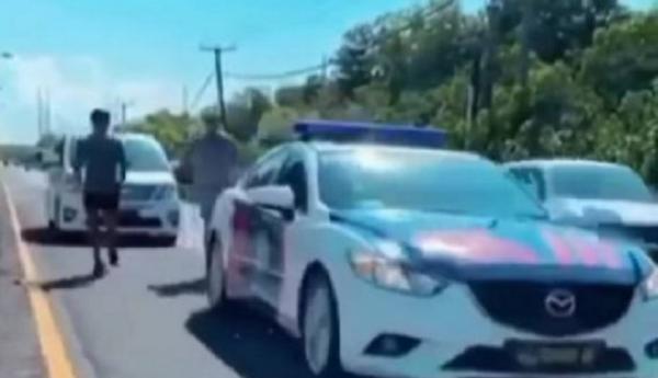 viral mirip richard muljadi Tangkapan layar mobil patroli polisi mengawal pria diduga Richard Muljadi jogging di jalan raya.