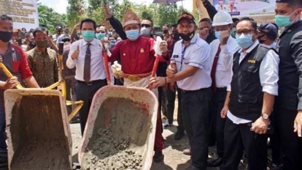 Gubernur Sumatera Selatan Herman Deru saat melakukan pengecoran jalan penghubung Prabumulih-Ogan Ilir