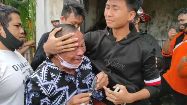 Korban kebakaran sumut Keluarga korban menangis histeris (Dharma Setiawan/iNews)