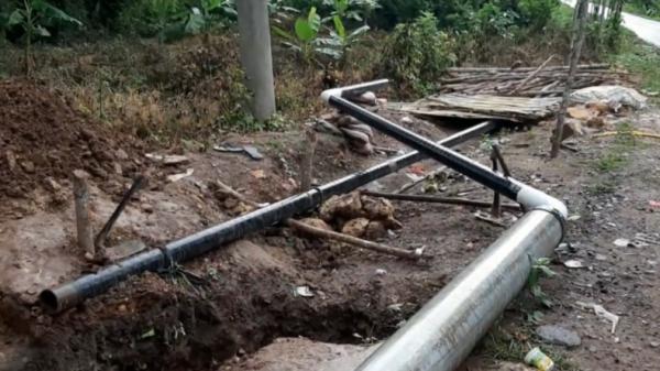 pipa gas Pipa gas yang dipasang di wilayah Ogan Komering Ulu (OKU), Sumsel diduga kurang dari 20cm (Widori Agustino/iNews)