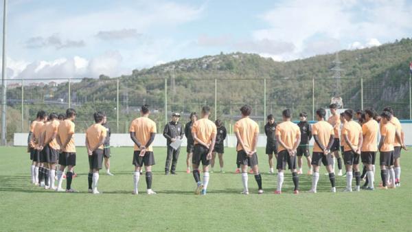 Foto Timnas U-19 Pelatih Timnas Indonesia U-19 Shin Tae-yong (pakai topi tengah) memberi instruksi kepada pasukannya dalam pemusatan latihan di Split, Kroasia, beberapa hari lalu. (Foto: PSSI)