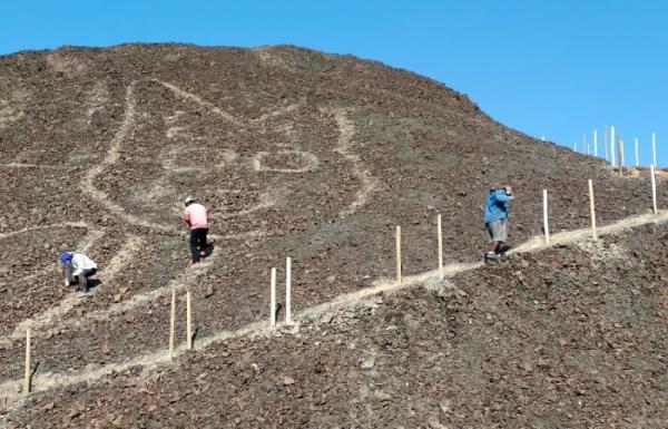 Geoglyph Kucing Nazca Garis Nazca berbentuk hewan mirip kucing ditemukan di sebuah bukit di Peru selatan. Diperkirakan garis Nazca ini berusia lebih dari 2.000 tahun. (foto: CNN)