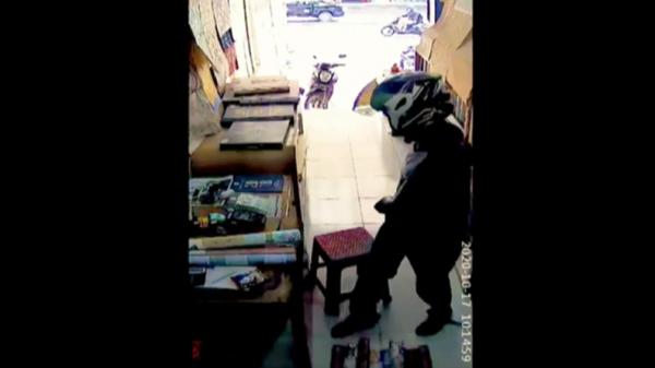 Pencuri ponsel di Palembang terekam CCTV (Firdaus/iNews)