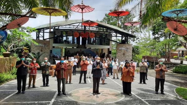 Rima Agristina2 Deputi Bidang Pengendalian dan Evaluasi BPIP) Rima Agristina dan para peserta lainnya saat perkenalan Panca Main Indonesia dan Diskusi Ekonomi Berbasiskan Kearifan Lokal di Gedung Daun Sirih Taman Nusa, Gianyar, Bali, Senin (18/10/2020).(Foto: IST)