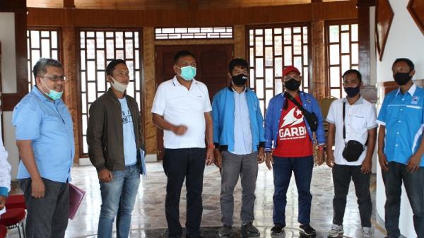 partai gelora dukung olly-steven Pengurus DPW Partai Gelora Sulut Jefry Johanis Makalegi menyerahkan SK dukungan kepada Paslon Gubernur-Wakil Gubernur Olly Dondokambey-Steven Kandouw kdi Kolongan, Minahasa Utara, Selasa (20/10/2020). (Foto: IST)