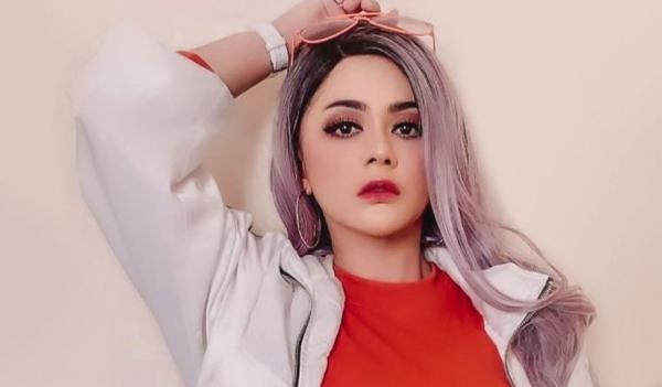 Jenita Janet Artis Indonesia yang hampir tidak lepas dari rambut palsunya. (Foto: IG)