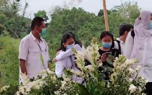 Jenazah Perempuan Terbakar dimakamkan Jenazah Perempuan Terbakar di Jok Belakang Mobil Dimakamkan, Putri Korban Terus Menangis (Foto: iNews/Wahyu Endro)