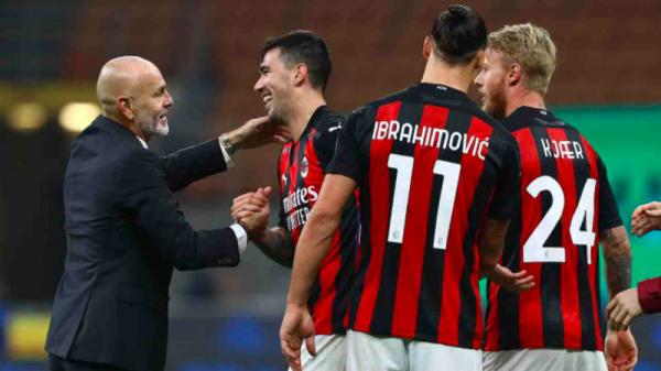 Foto Pioli AC Milan Pelatih AC Milan Stefano Pioli (kiri) menjabat tangan kapten Alessio Romagnoli usai menang 3-1 atas Celtic pada matchday pertama Grup H Liga Europa, Jumat (23/10/2020) dini hari WIB. (Foto: Calcio Today)