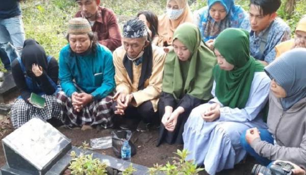 Kembar Saudara kembar Trena dan Treni berziarah ke makam ibu kandungnya Nonok Rohaenah di Kecamatan Indihiang, Tasikmalaya. (Foto iNews/Asep Juhariyono).