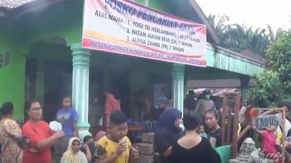 Posko pencarian tiga bocah yang hilang misterius di Langkat. (Foto: iNews/Erwin Syahputra Nasution)