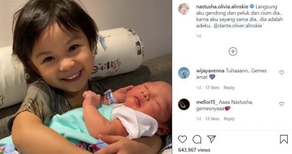 Nastusha Olivia Gendong Adik