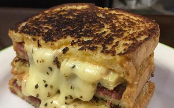 Roti Bakar Keju Lumer (Foto: Instagram IG@aboutcirebonfood)