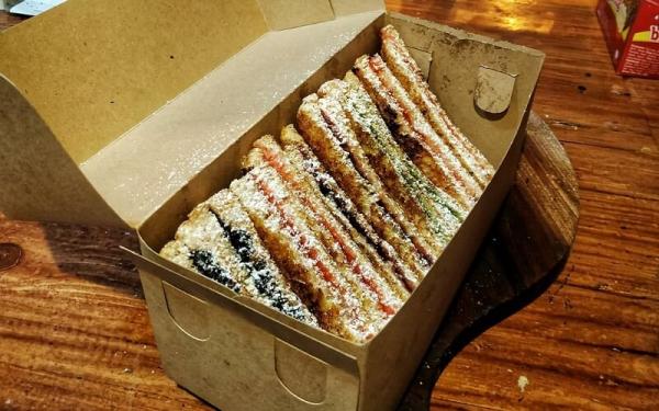Roti Bakar Mozarela Pelangi (Foto: Instagram IG@roticompol.id)
