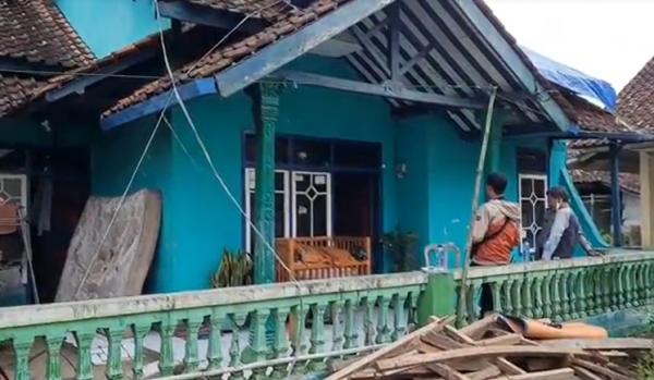 25- gempa tasik Rumah warga di tasikmalaya rusak akibat gempa Magnitudo 5,9 di Pangandaran, Minggu (25/10/2020). (Foto: iNews/Asep Juhariyono)
