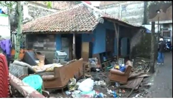 Tiga rumah di Cimahi diterjang banjir. (Foto iNews/Yuwono).