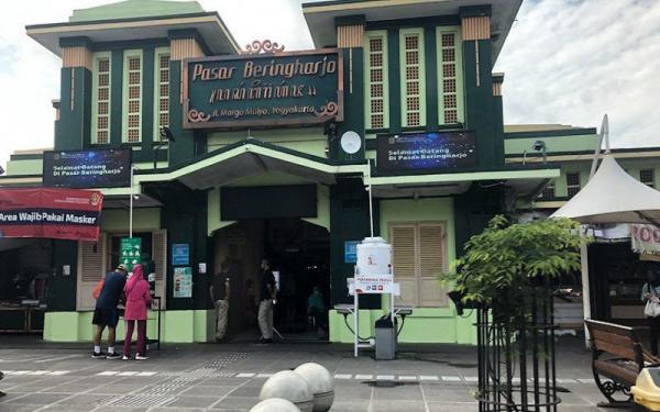 Pintu masuk sisi barat Pasar Beringharjo Jogja. Saat ini pintu masuk ini dicat dengan warna putih. (Foto: Antara/Eka AR)