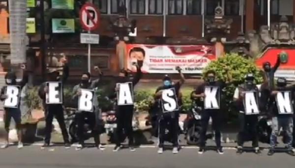 Pendukung Jerinx menggelar aksi di PN Denpasar, Senin (26/10/2020). (iNews.id/Aris Wiyanto)