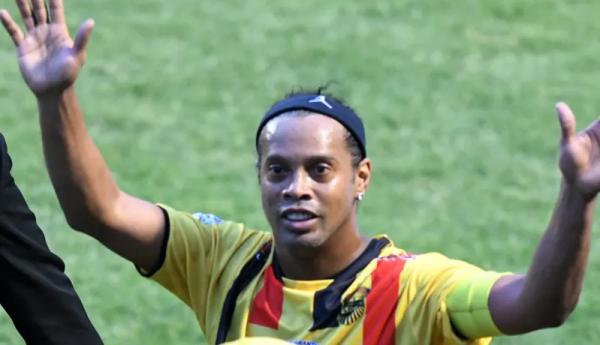 Ronaldinho dinyatakan positif Covid-19 (Foto: Bleacher Report)