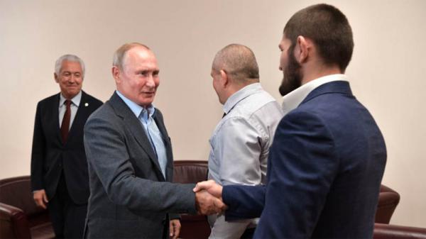 Khabib Putin Presiden Rusia Vladimir Putin (kedua kiri) bersalaman dengan Khabib Nurmagomedov saat bertemu pada September 2019, (Foto: MMA.BG)