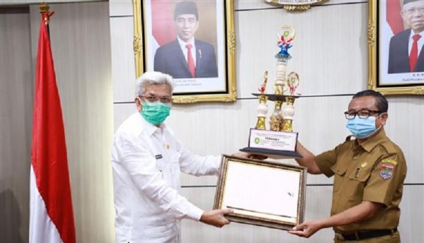 Wagub Sumsel Wakil Gubernur Sumatera Selatan (Sumsel) Mawardi Yahya menyerahkan hadiah berupa tropi dan piagam penghargaan kepada pemenang lomba Pemberdayaan Kesejahteraan Keluarga. (Foto ist).