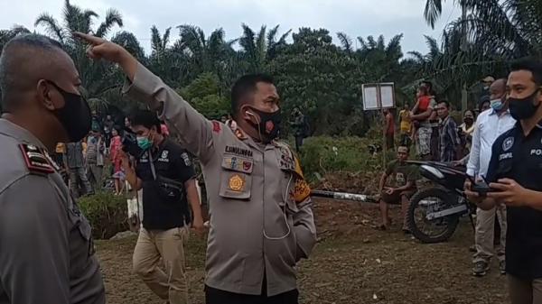 Kapolres Langkat, AKBP Edi Suranta Sinulingga saat memantau di lokasi hilangnya ketiga anak. (Foto: iNews/Erwinsyah Nasution)