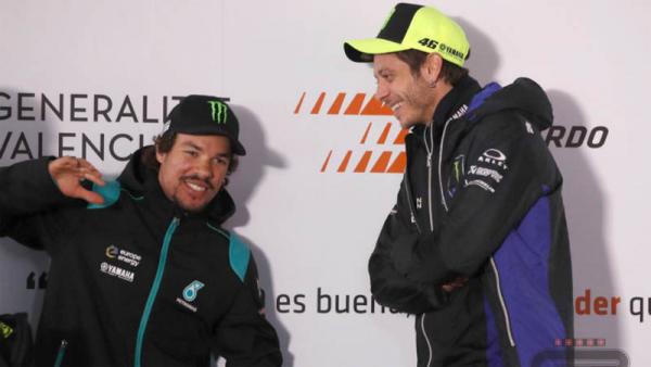 Foto Morbidelli Rossi Franco Morbidelli (kiri) dan Valentino Rossi tetap dekat meski bersaing di ajang MotoGP. (Foto: GPOne)