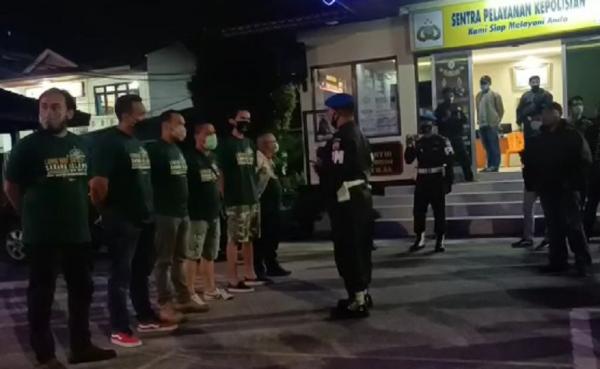 Pengendara moge minta maaf Pengendara moge pelaku pengeroyokan anggota Kodim 0304/Agam meminta maaf di Mapolres Bukittinggi, Sumatera Barat, Jumat (30/10/2020) malam. (iNews.id/Wahyu Sikumbang)