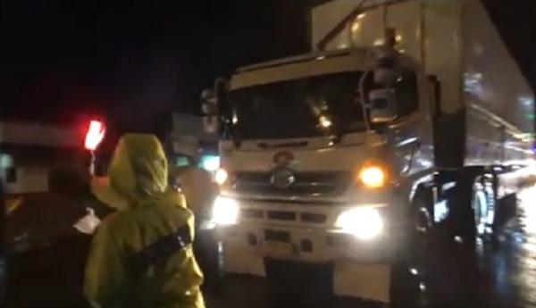 Polisi melakukan penyekatan kendaraan truk bertonase besar di Tol Padalarang, Cimahi untuk mengurangi kemacetan arus balik di Tol Purbaleunyi, Sabtu (31/10/2020) malam. (iNews.id/Yuwono Wahyu)