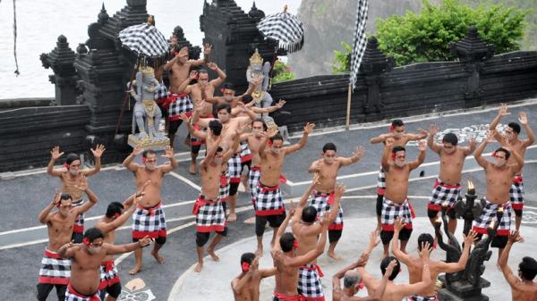 Tari Kecak dibawakan oleh penari laki-laki berjumlah 50 hingga ratusan orang. (ANTARA)