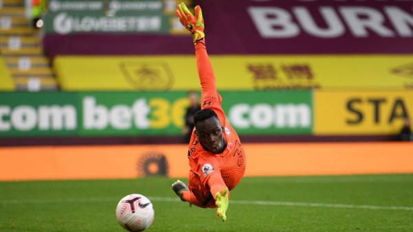 Foto Edouard Mendy Kiper Chelsea Edouard Mendy terbang mengamankan gawangnya saat menghadapi Burnley pada pekan ketujuh Premier League di Turf Moor, Sabtu (31/10/2020) malam WIB. (Foto: AFP)