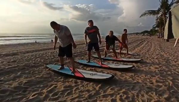 Pelatih surfing Pantai Kuta Instruktur surfing tersedia di beberapa pantai. (iNews.id/Aris Wiyanto)