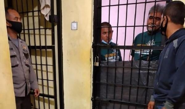 Dua pengendara moge yang menjadi tersangka pengeroyokan anggota Kodim 0304/Agam ditahan di Polres Bukittingi. (iNews.id/Wahyu Sikumbang)