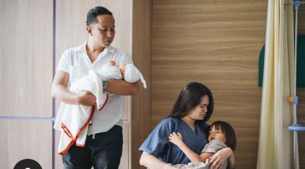 Ringgo Agus Gendong Anak Ringgo Agus dan Sabai saat baru melahirkan. (Foto: IG)
