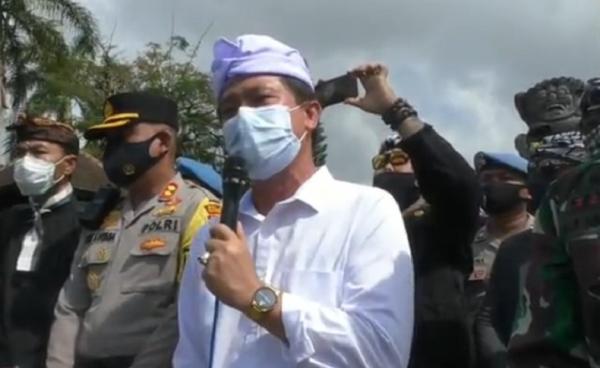 Bupati Klungkung. Bupati Klungkung I Nyoman Suwirta menerima ratusan warga Nusa Penida yang menggelar demo terkait pernyataan menghina yang diucapkan anggota DPD RI, Arya Wedakarna di Monumen Puputan, Selasa (3/11/2020). (iNews.id/I Gede Juliarsana)