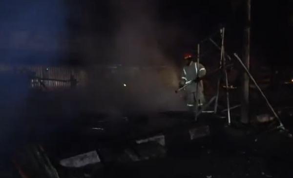 Kebakaran kios makassar-2 Tujuh kios di Jalan Sultan Alauddin, Makassar hangus terbakar, Selasa (3/11/2020) pagi. (iNews.id/Nur Bone)