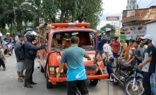 Mobil damkar tabrakan ponti Sebuah mobil pemadaman kebakaran (damkar) di Pontianak, Kalimantan Barat mengalami tabrakan beruntun, Selasa (3/11/2020). (iNews.id/Uun Yuniar)
