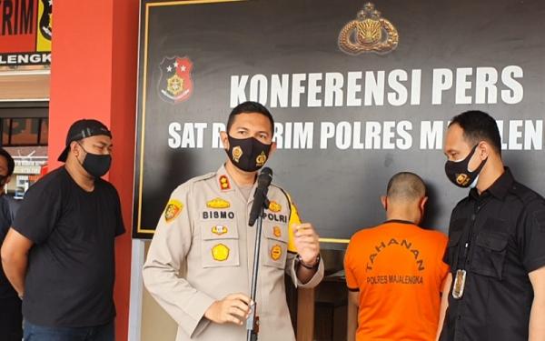 Kapolres.JPG Kapolres Majalengka AKBP Bismo Teguh Prakoso menunjukkan tersangka IW saat ekspos kasus di Mapolres Majalengka. Foto/SINDOnews/Inin Nastain
