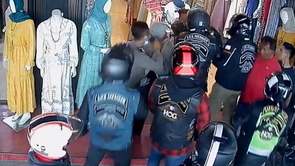 Pengeroyokan terhadap prajurit TNI yang dilakukan anggota klub moge di Bukittinggi, Sumbar (Wahyu Sikumbang/iNews)