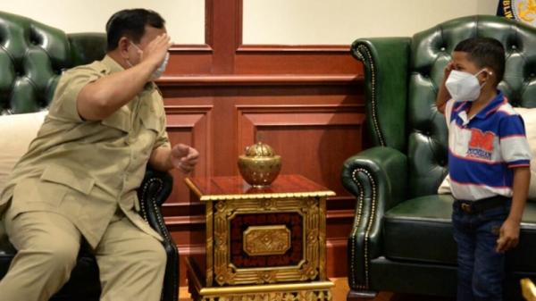 Prabowo Kemhan2 Stenly Yessi Ndun memberi hormat kepada Menhan Prabowo. (Foto: Kemhan).