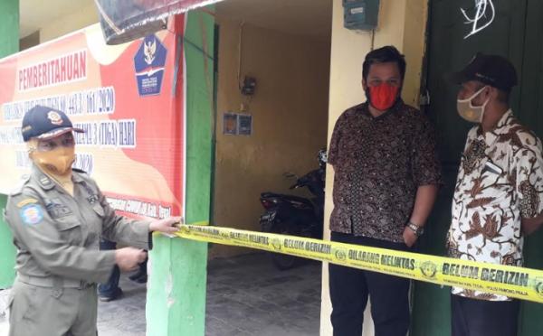 5- Pasar Kupu Pasar Kupu, Kecamatan Dukuhturi, Kabupaten tegal ditutup tiga hari setelah 17 pedagang dinyatakan positif Covid-19. (Foto: iNews/Yunibar)