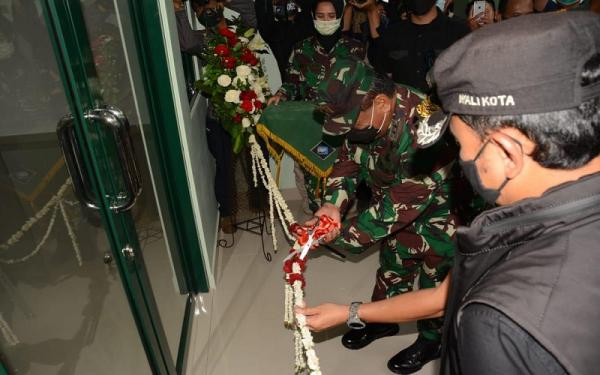 BARAK.JPG Pangdam III/Siliwangi Mayjen TNI Nugroho Budi Wiryanto menggunting pita sebagai tanda peresmian Barak Siaga PAM VVIP di Kota Bogor. Foto/Pendam Siliwang