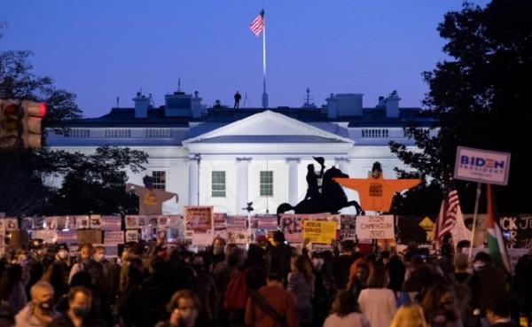 Ribuan orang berkumpul di depan Gedung Putih, mereka menolak membubarkan diri sampai Donald Trump kembali terpilih sebagai Presiden Amerika Serikat. (foto: The Sun)