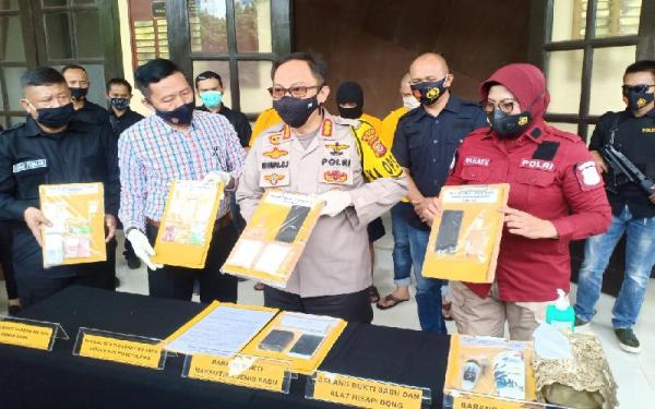 KURIR2.JPG Kapolrestabes Bandung Kombes Pol Ulung Sampurna Jaya didampingi Kasatres Narkoba AKBP Ricky Hendarsyah dan Kasubbag Humas AKP Rahayu Mustikaningsih saat ekspos kasus. Foto/SINDOnews/Agus Warsudi