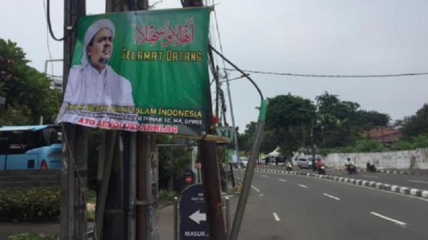 Penyambutan kepulangan Habib Rizieq Shihab dari Arab Saudi mulai terlihat di Jalan K.S. Tubun, Petamburan, Jakarta Pusat, Kamis (5/11/2020). (Foto: Harits/ Okezone).