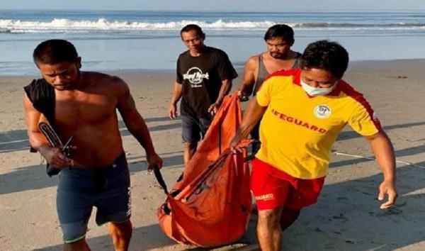 Mayat pria tanpa identitas pantai petitenget Mayat pria tanpa identitas ditemukan terdampar di Pantai Petitenget, Kuta Bali, Jumat (6/11/2020) pagi. (Foto: Sindonews/Miftachul Chusna)