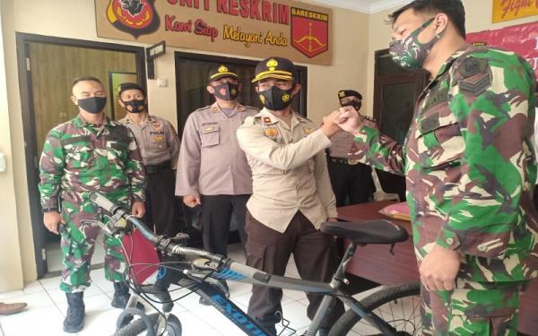 Kapolsek Lengkong Kompol Kusna Djefridja menyerahkan sepeda yang sempat dicuri pelaku ke perwakilan Asrama TNI AD Pusenkav. Foto/iNews.id/Agus warsudi