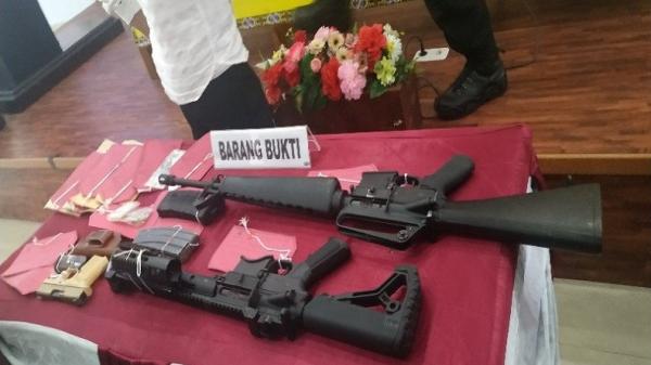 Senjata api yang menjadi barang bukti Senjata api yang menjadi barang bukti dalam kasus jual beli senjata ke KKB Papua. (Foto: Antara).
