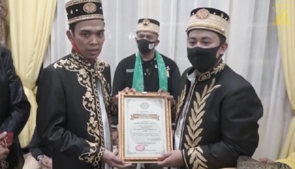 UAS Sultan Sambas Ustad Abdul Somad menerima gelar Imam dari Kesultanan Sambas, Kalimantan Barat. (Foto: Instagram)